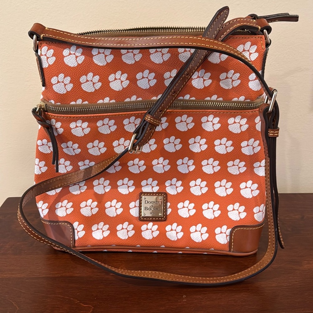 Dooney & Bourke Crossbody 🐅 Clemson Purse 🧡
Brand new! Never used!